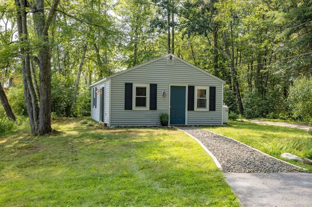 15 Casey Road East Kingston NH 03827