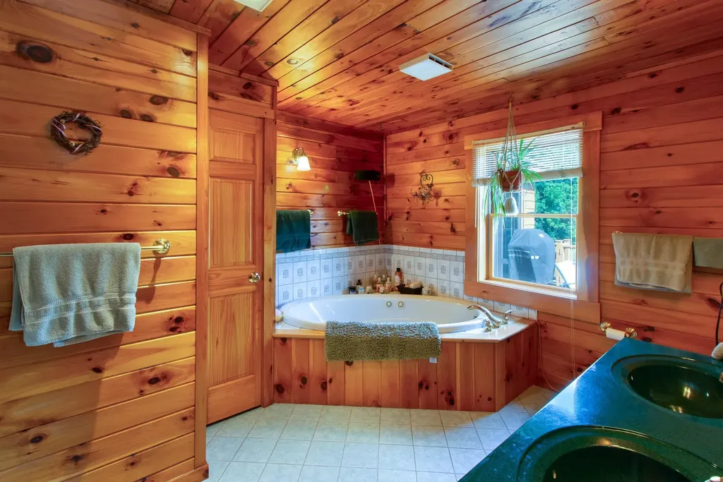 17 Faywood Road Grand Isle VT 05458