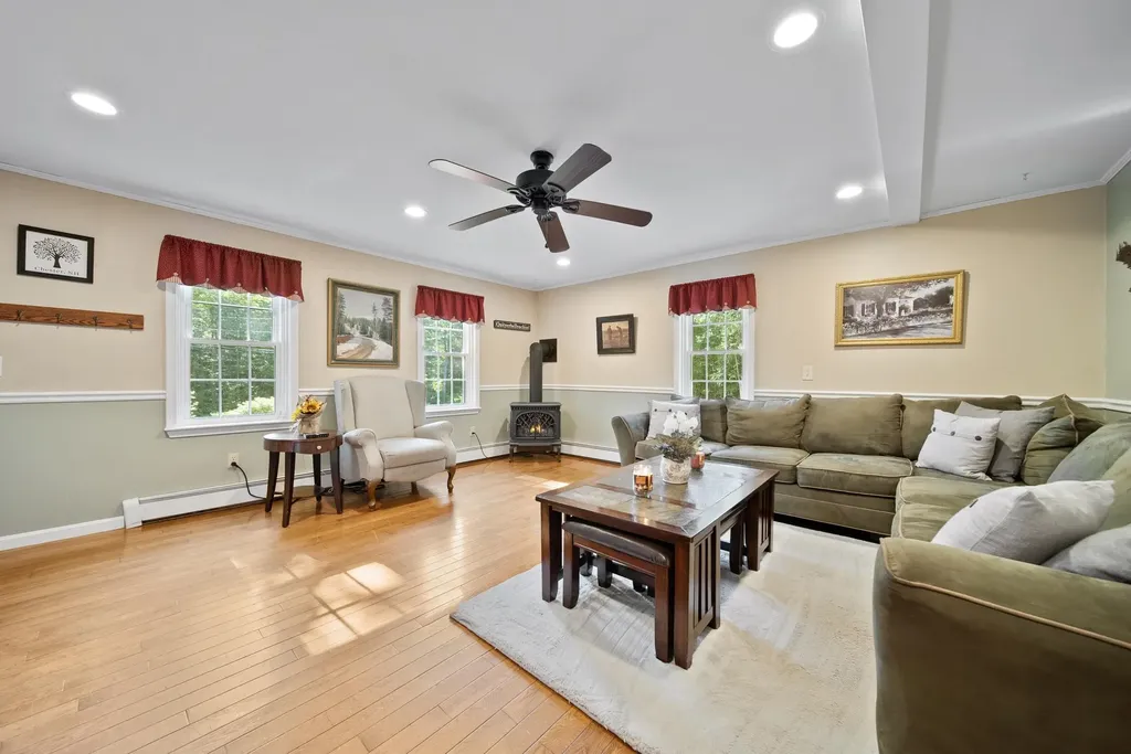 23 Holman Way Chester NH 03036