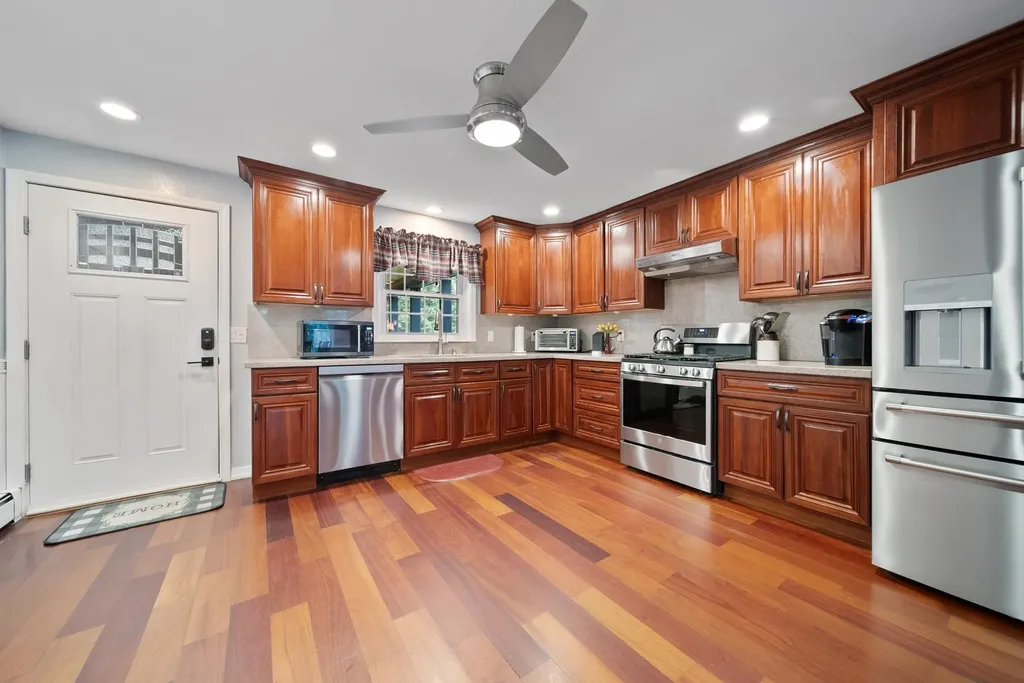 23 Holman Way Chester NH 03036