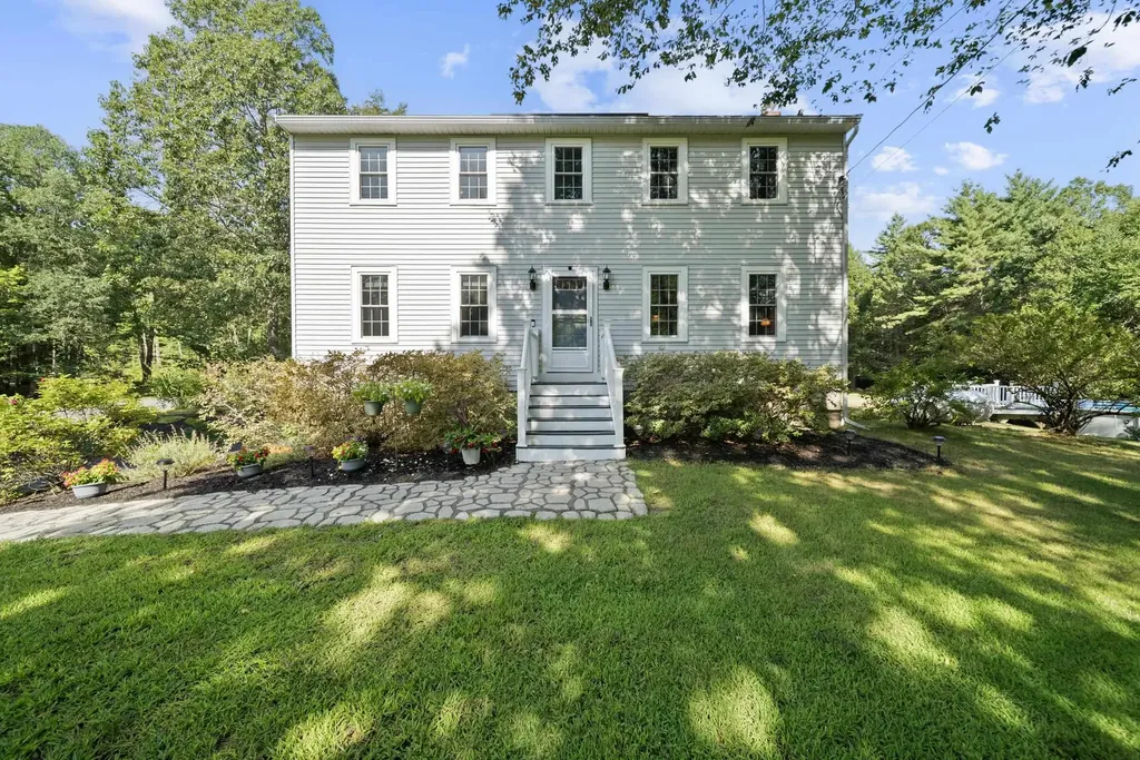 23 Holman Way Chester NH 03036