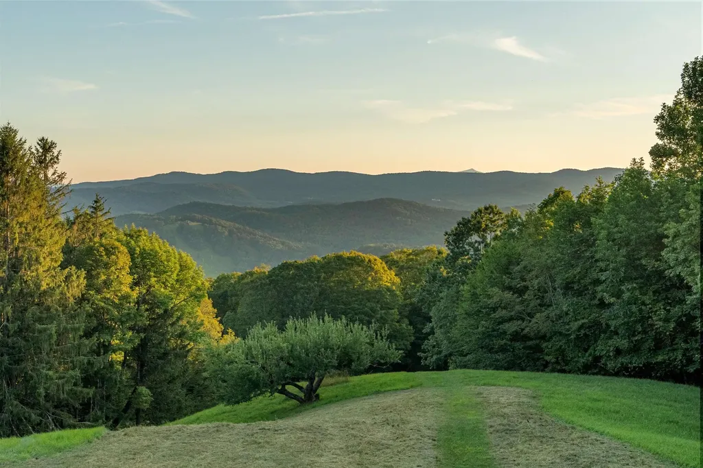 37 Maxham Road Pomfret VT 05067