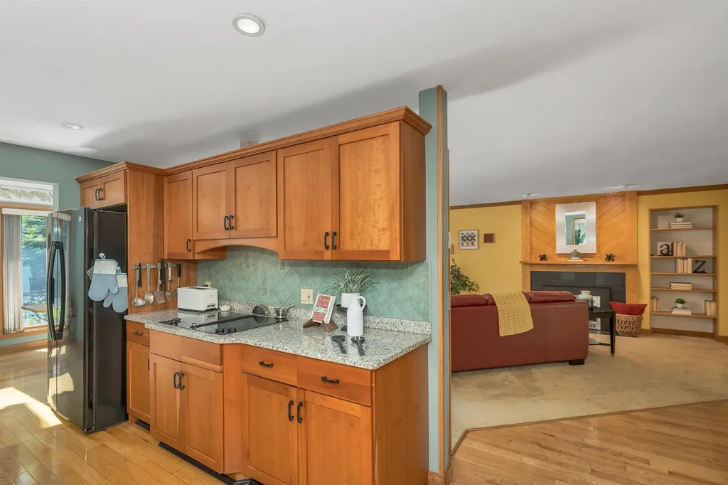 82 Pilgrim Drive Bedford NH 03110