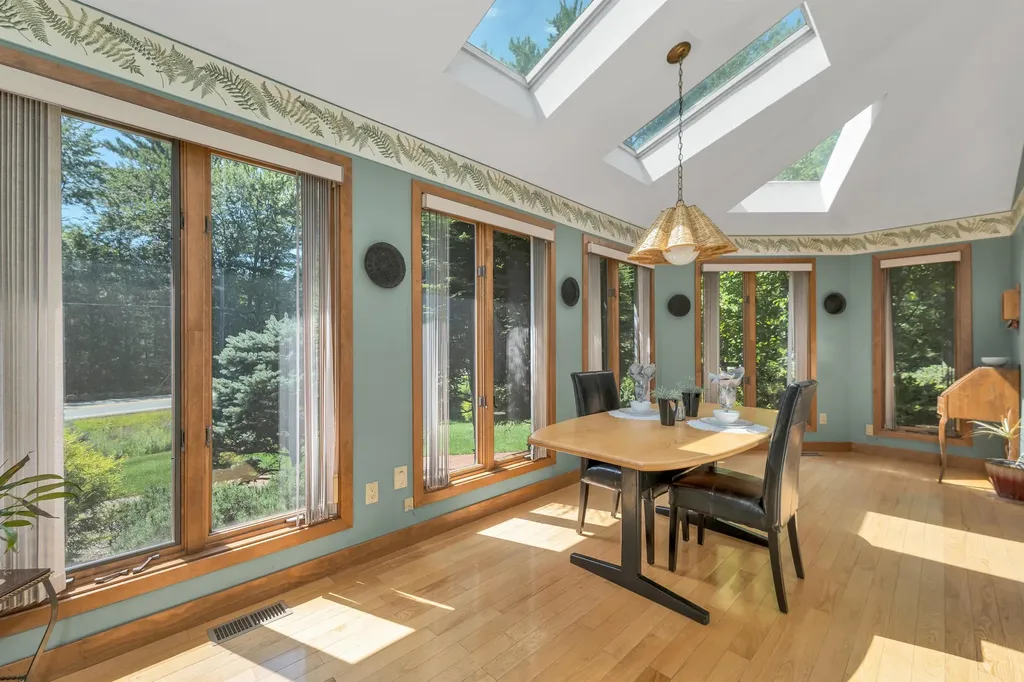 82 Pilgrim Drive Bedford NH 03110