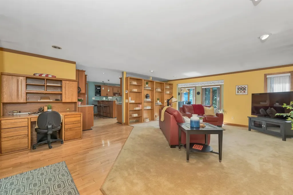 82 Pilgrim Drive Bedford NH 03110