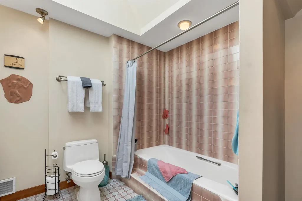 82 Pilgrim Drive Bedford NH 03110