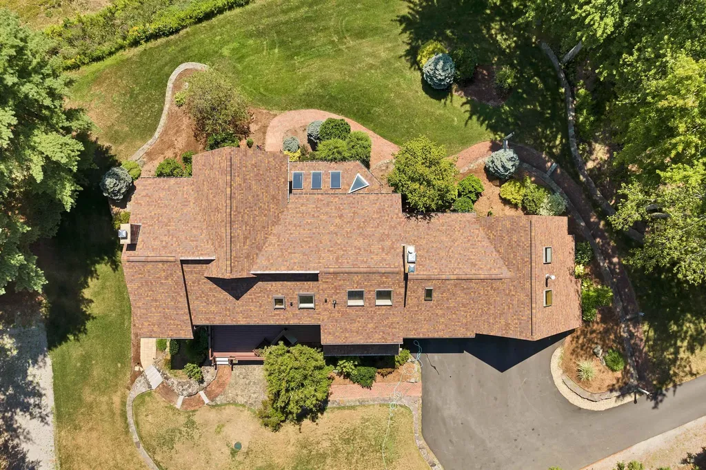 82 Pilgrim Drive Bedford NH 03110