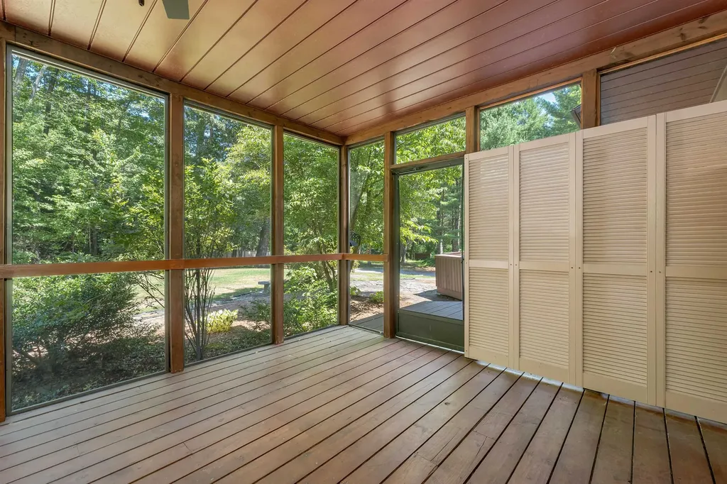 82 Pilgrim Drive Bedford NH 03110