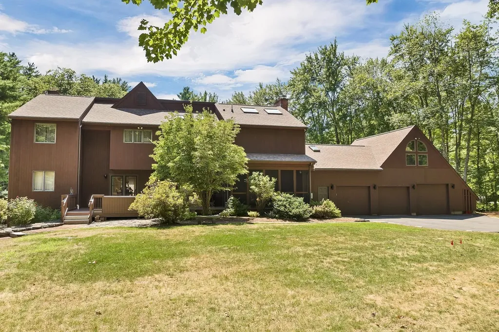 82 Pilgrim Drive Bedford NH 03110