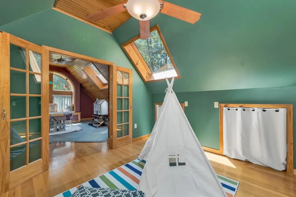 82 Pilgrim Drive Bedford NH 03110