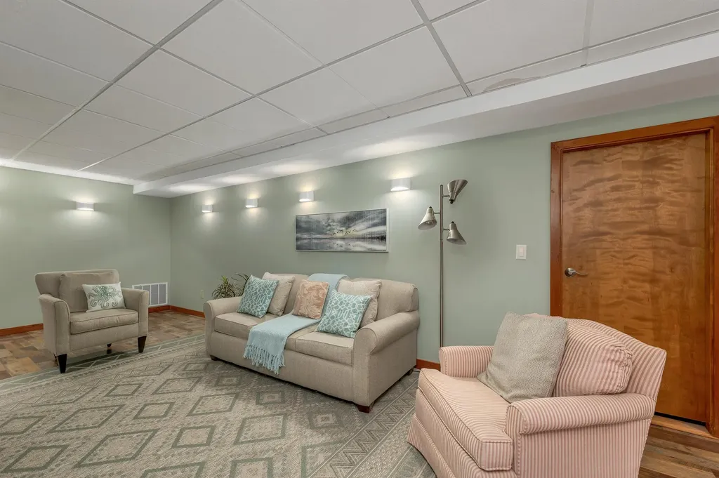 82 Pilgrim Drive Bedford NH 03110