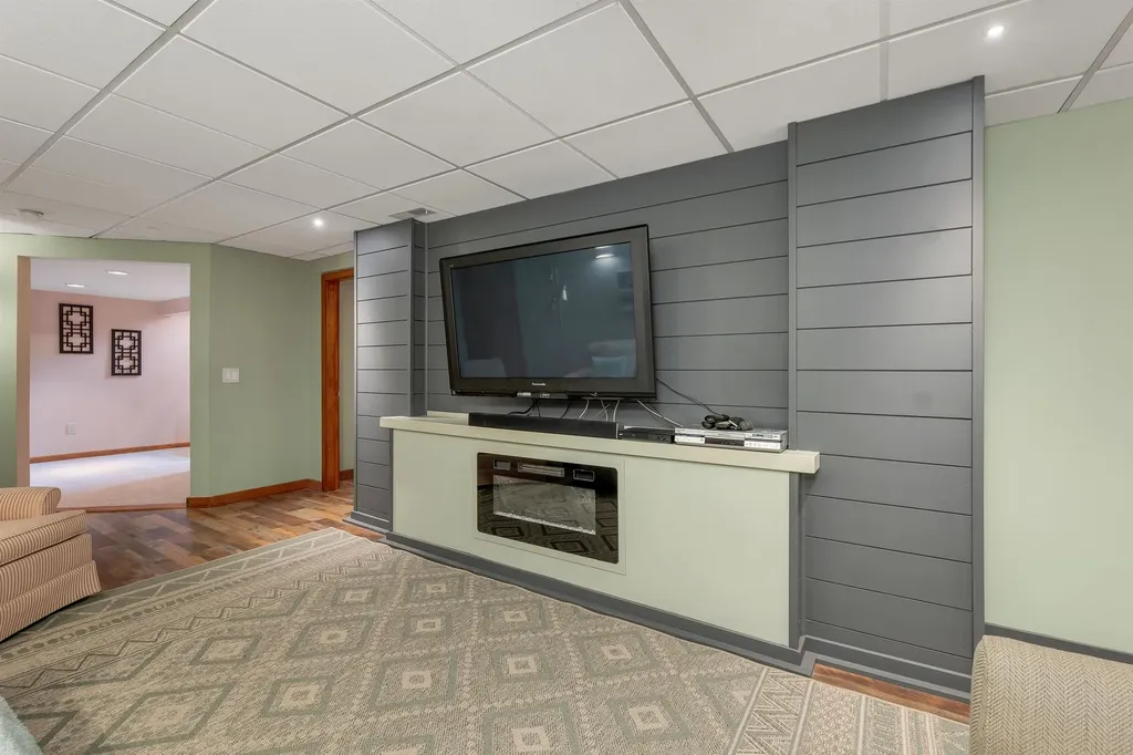 82 Pilgrim Drive Bedford NH 03110