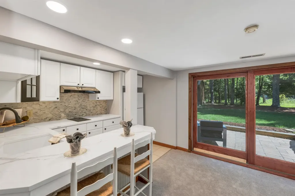 82 Pilgrim Drive Bedford NH 03110