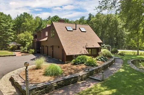 82 Pilgrim Drive Bedford NH 03110