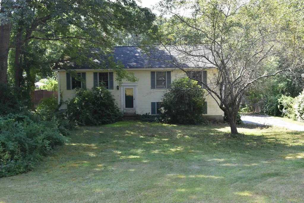 3 Anna Circle Derry NH 03038