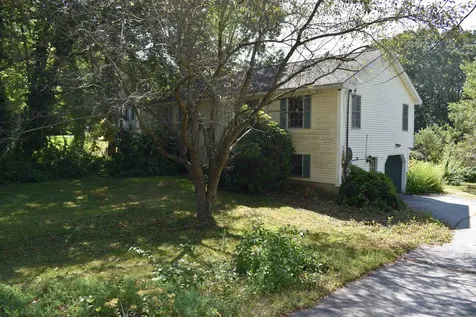 3 Anna Circle Derry NH 03038