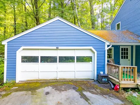 35 Red Deer Road Londonderry NH 03053