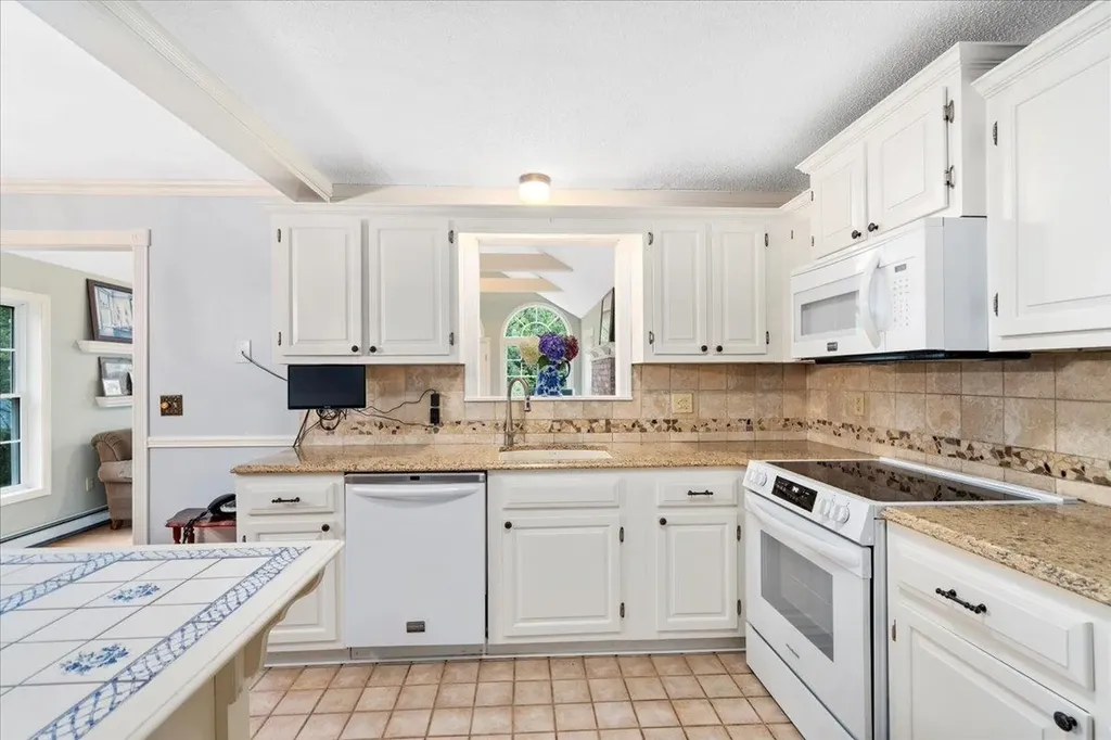 5 Wilshire Drive Londonderry NH 03053