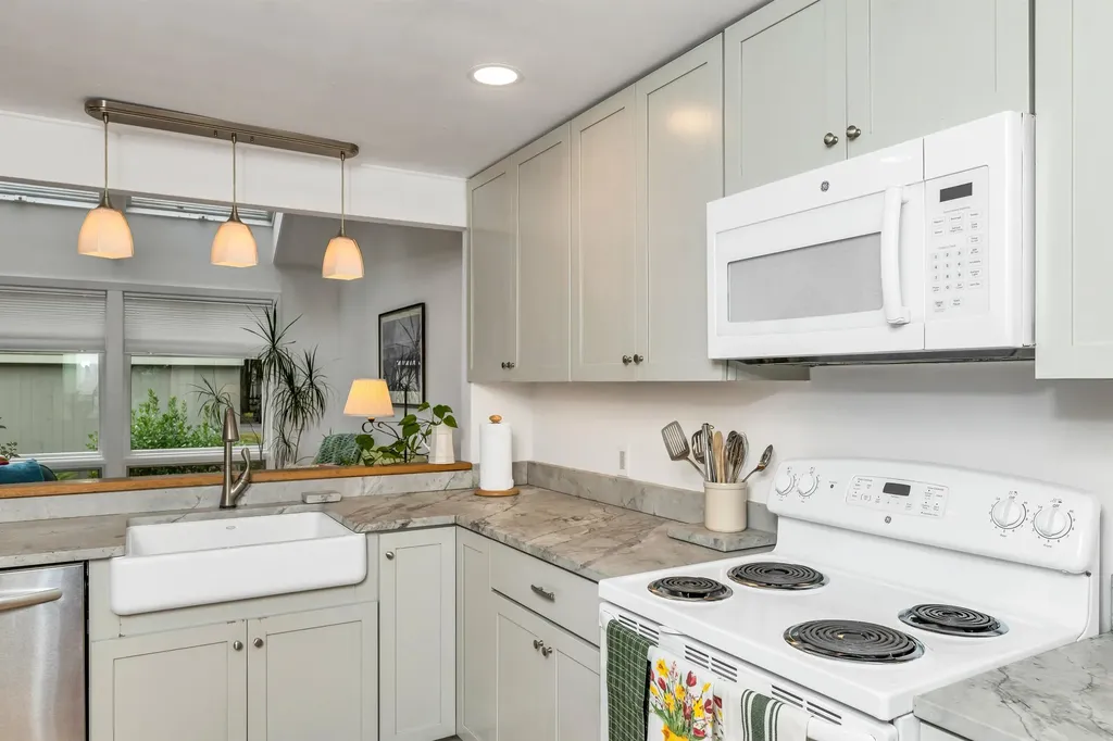 31 Point Breeze Road Wolfeboro NH 03894