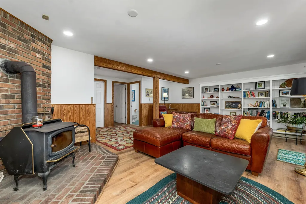 31 Point Breeze Road Wolfeboro NH 03894