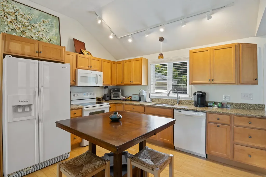 18 Woodside Meadow Road York ME 03909