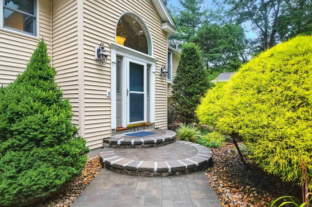 97 Shannon Road Salem NH 03079