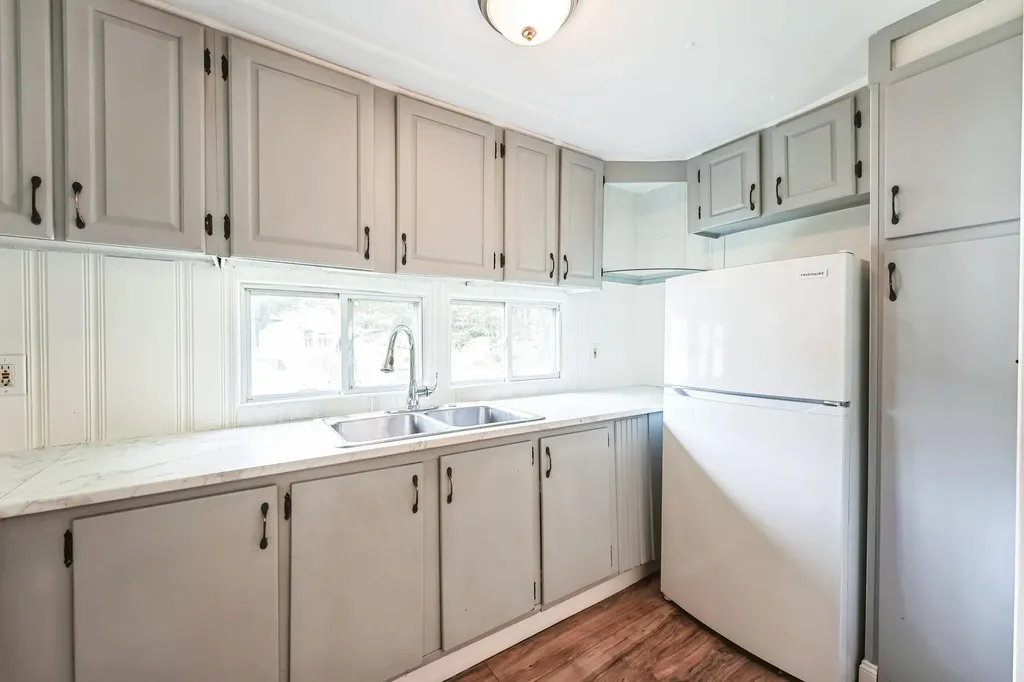 75 S Polcy Street Salem NH 03079