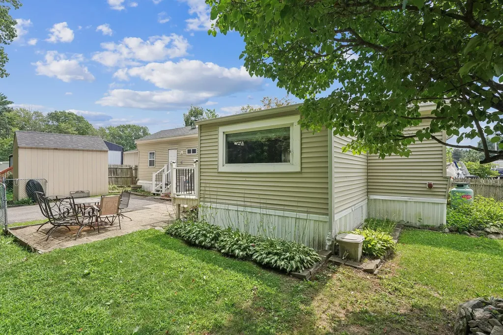 75 S Polcy Street Salem NH 03079