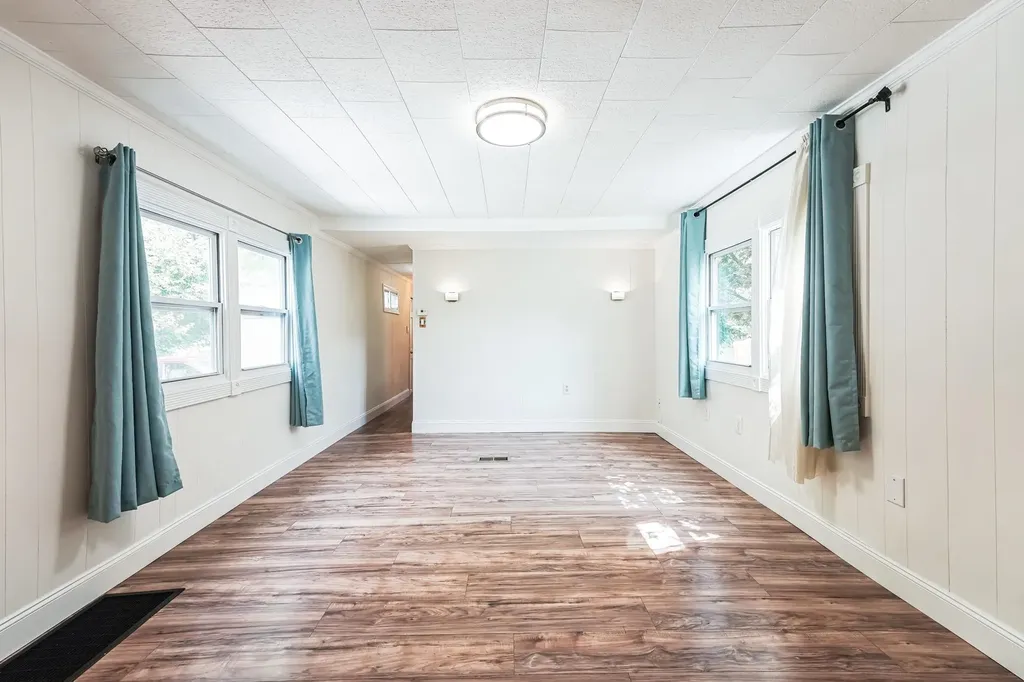 75 S Polcy Street Salem NH 03079