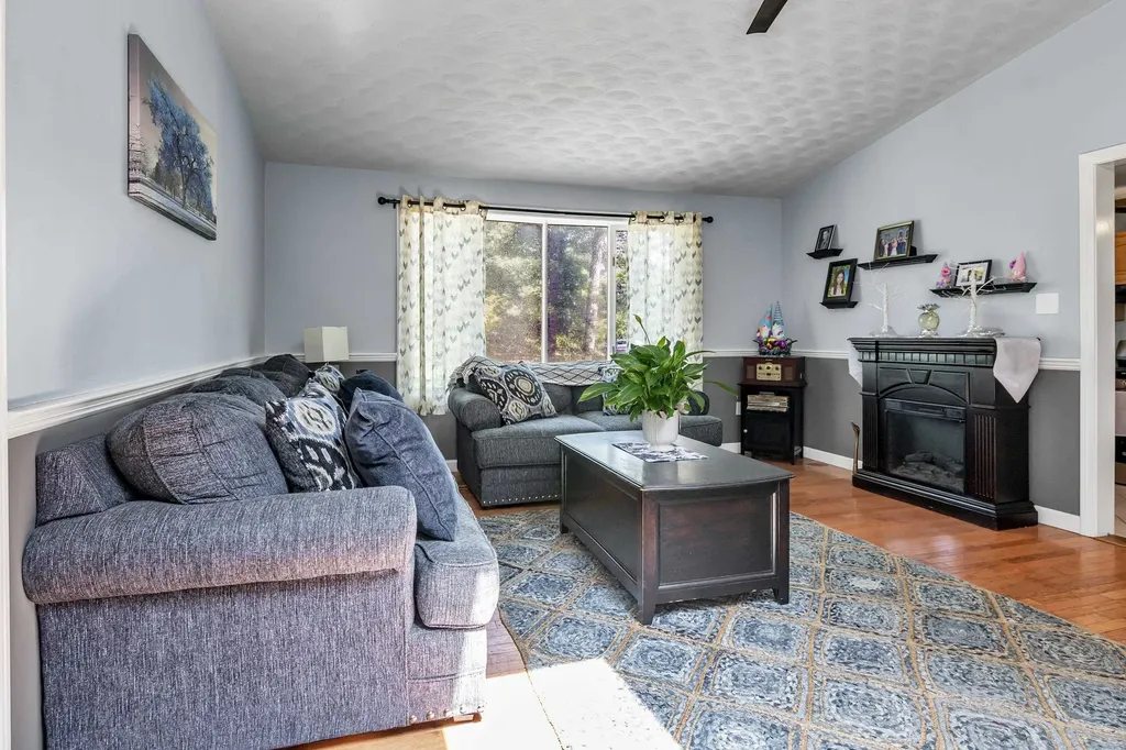 4 Therriault Avenue Salem NH 03079