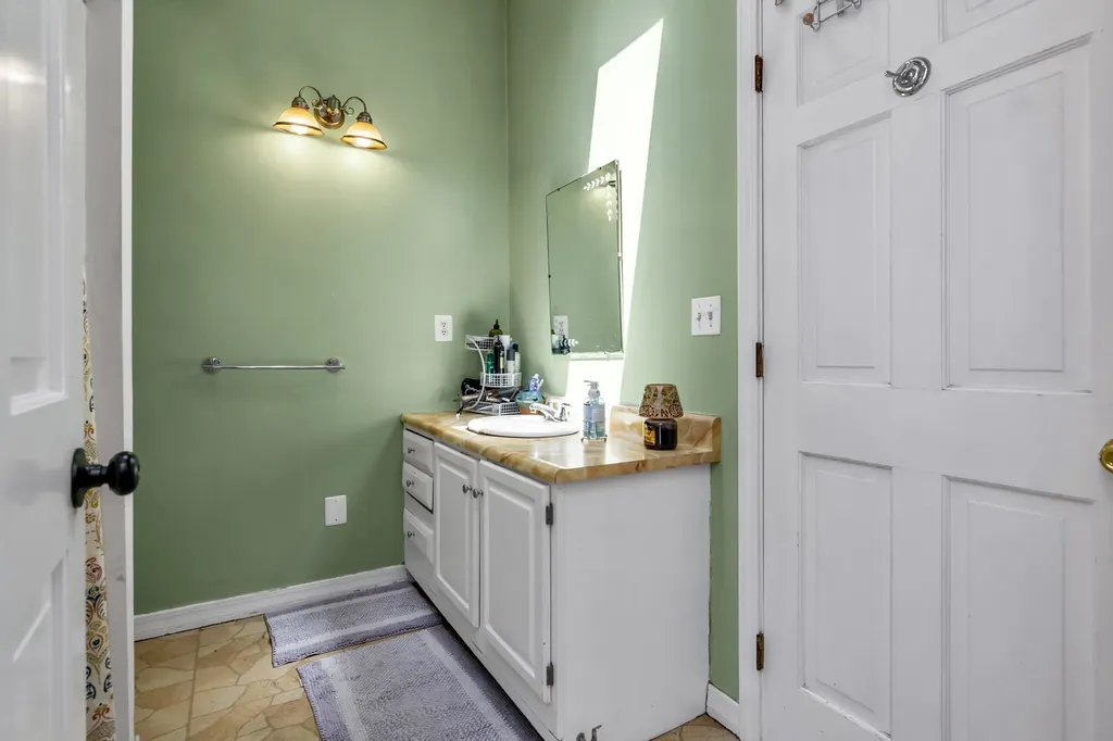 4 Therriault Avenue Salem NH 03079