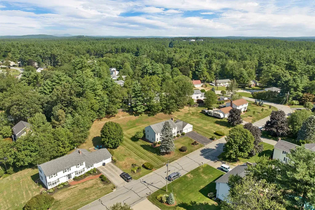 9 Catalina Lane Nashua NH 03064