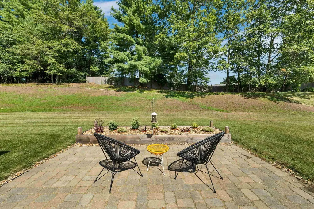 9 Catalina Lane Nashua NH 03064