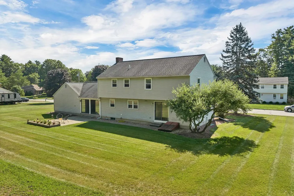 9 Catalina Lane Nashua NH 03064