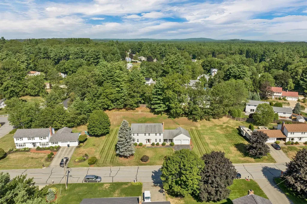 9 Catalina Lane Nashua NH 03064