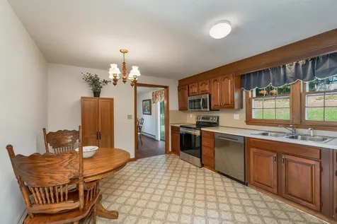 9 Catalina Lane Nashua NH 03064