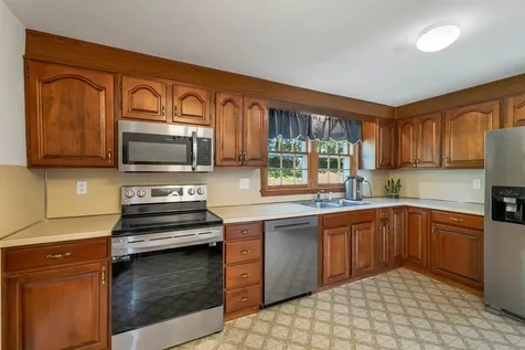 9 Catalina Lane Nashua NH 03064