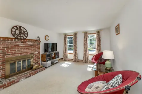 9 Catalina Lane Nashua NH 03064