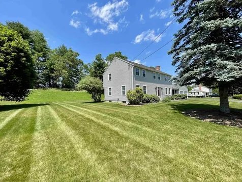 9 Catalina Lane Nashua NH 03064