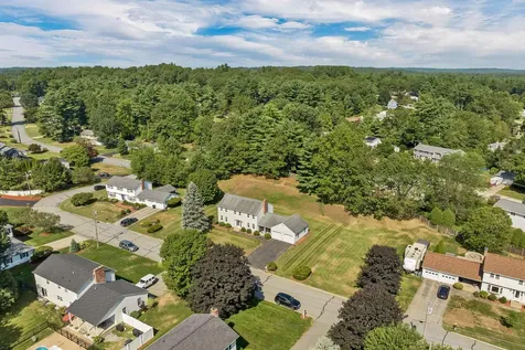 9 Catalina Lane Nashua NH 03064