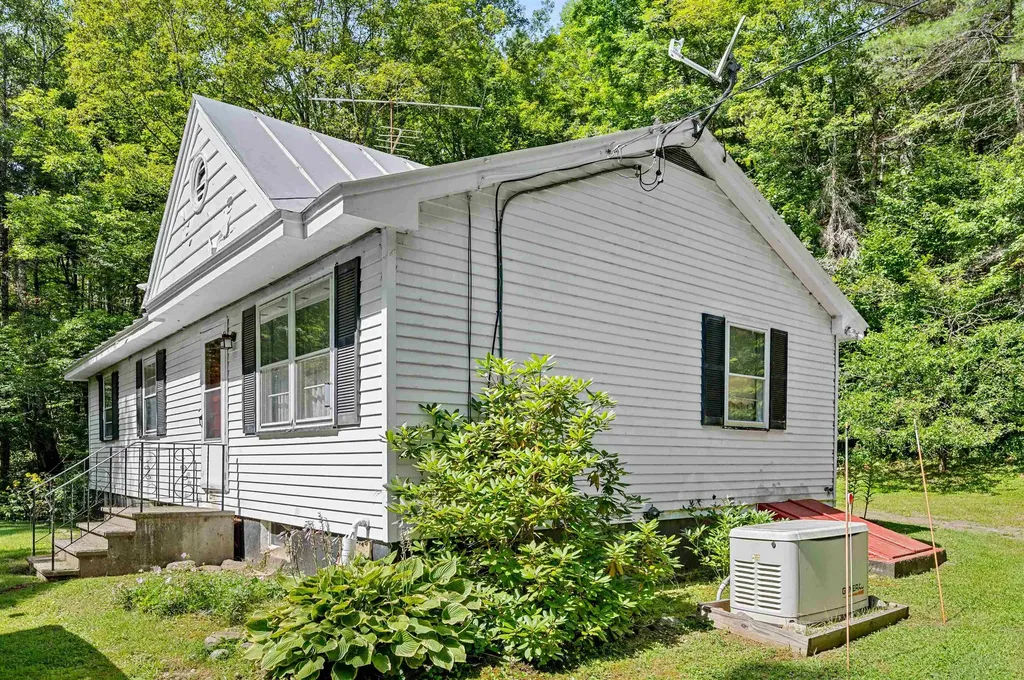 25 Bear Hoot Hollow Washington VT 05675