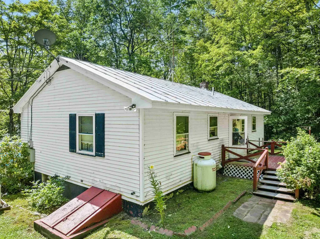 25 Bear Hoot Hollow Washington VT 05675