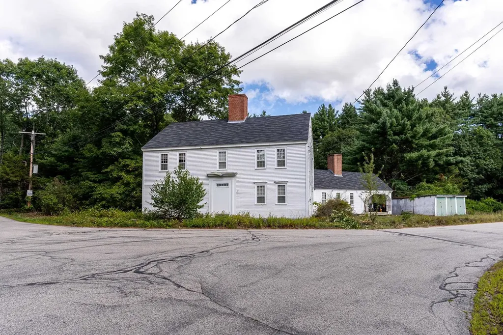 21 Currier Street South Hampton NH 03827