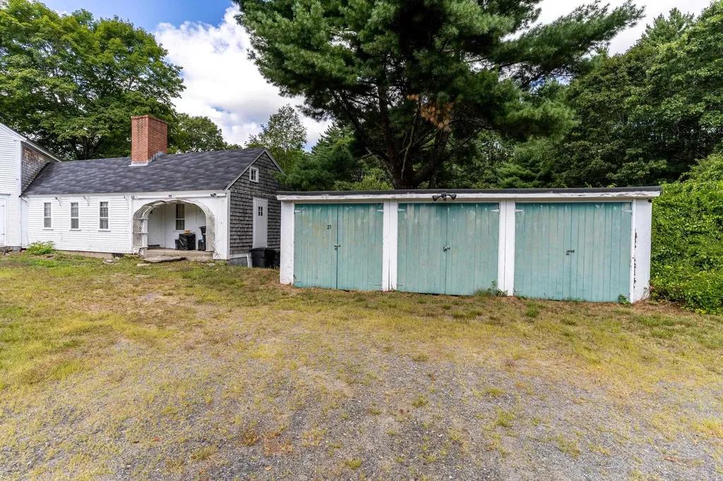 21 Currier Street South Hampton NH 03827