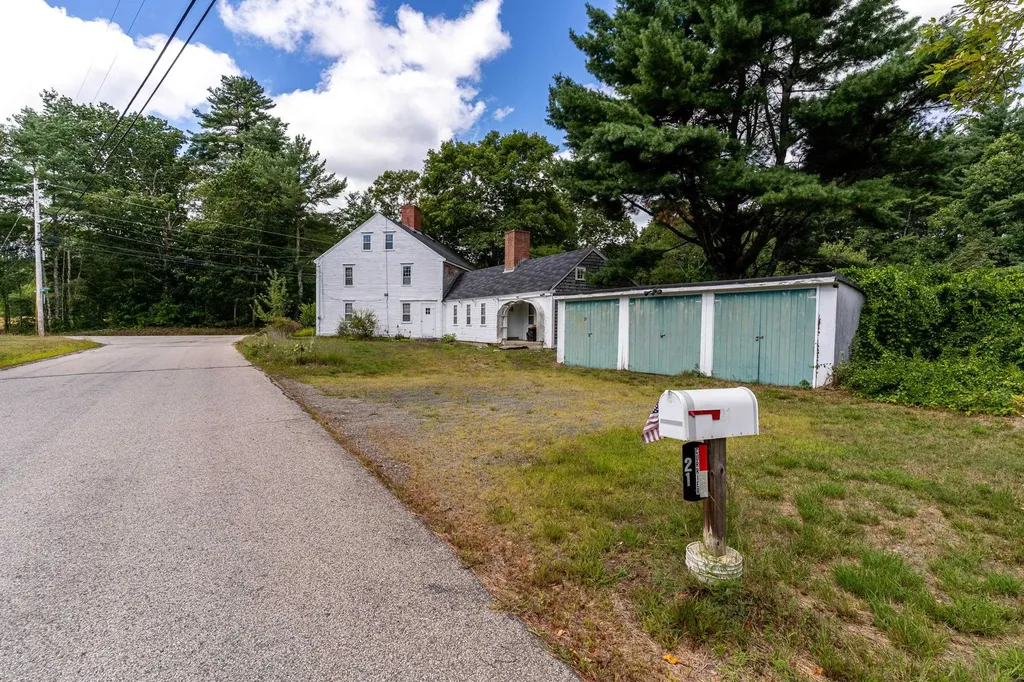 21 Currier Street South Hampton NH 03827