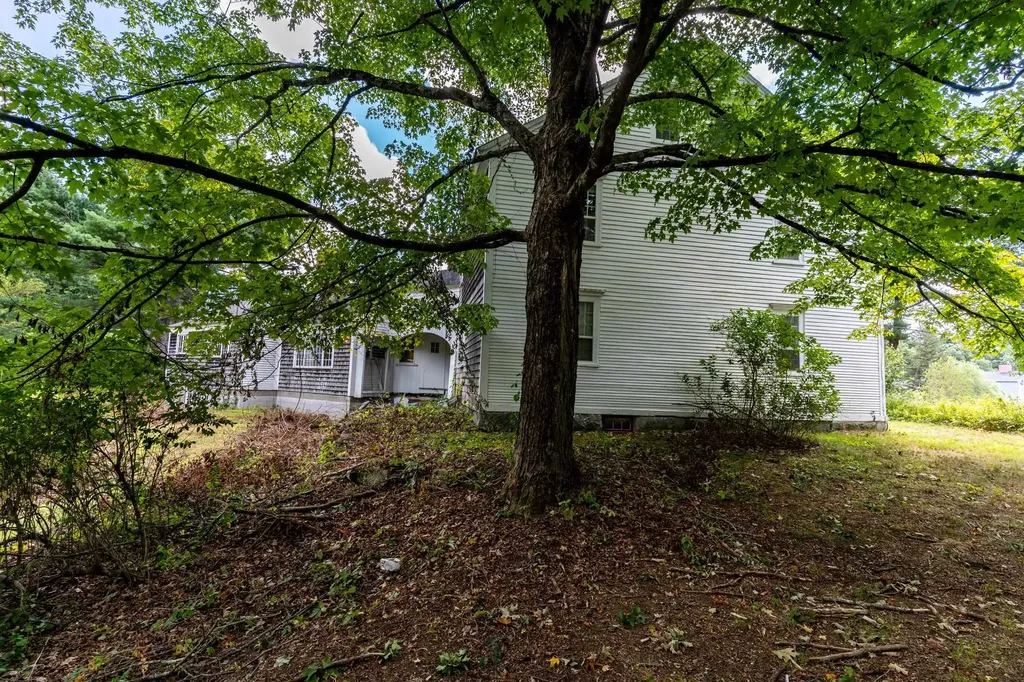 21 Currier Street South Hampton NH 03827