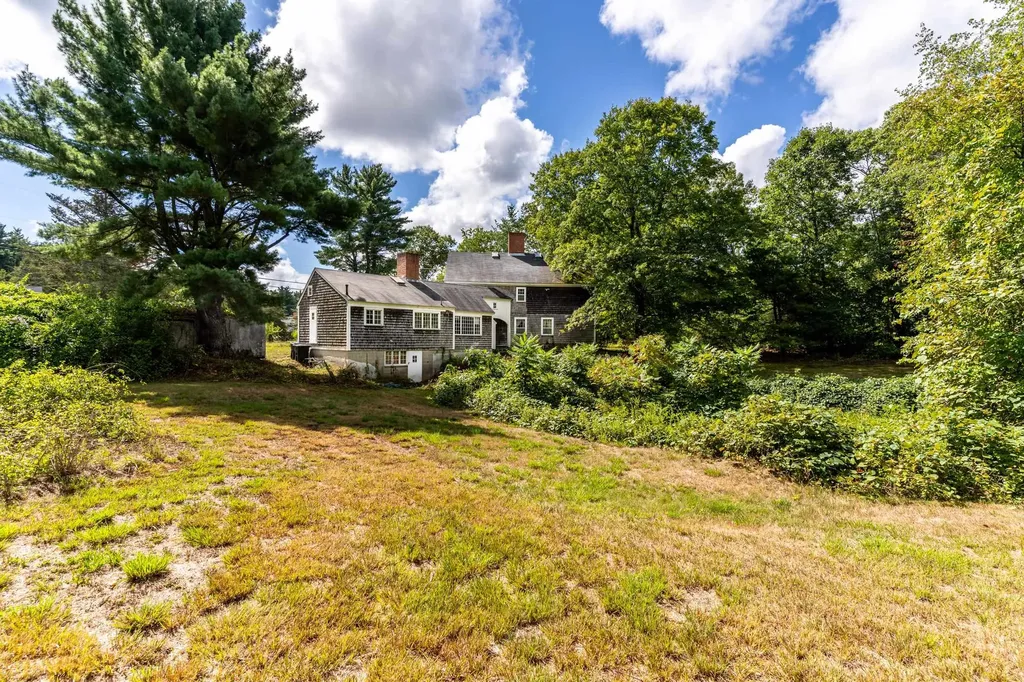 21 Currier Street South Hampton NH 03827