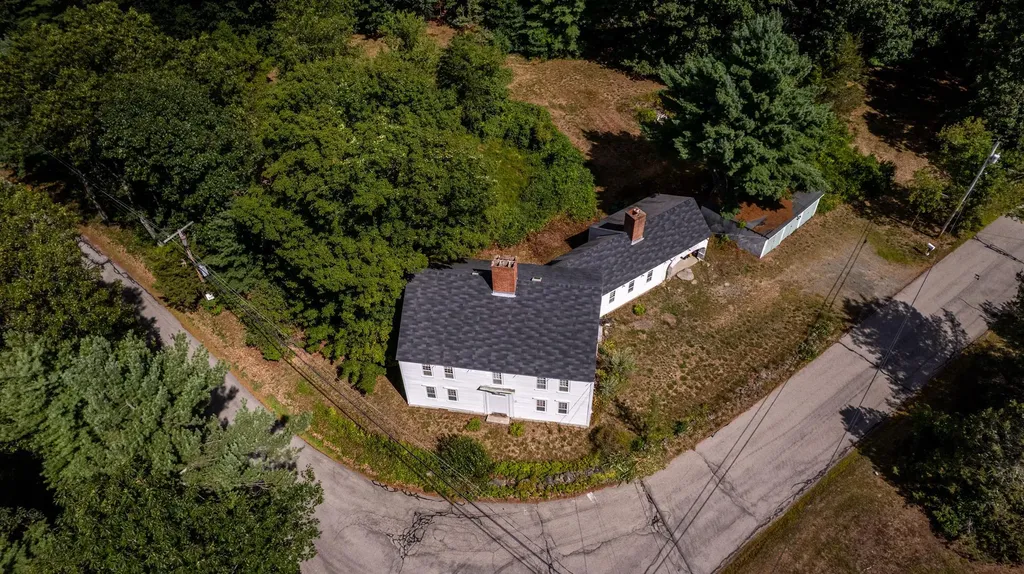 21 Currier Street South Hampton NH 03827