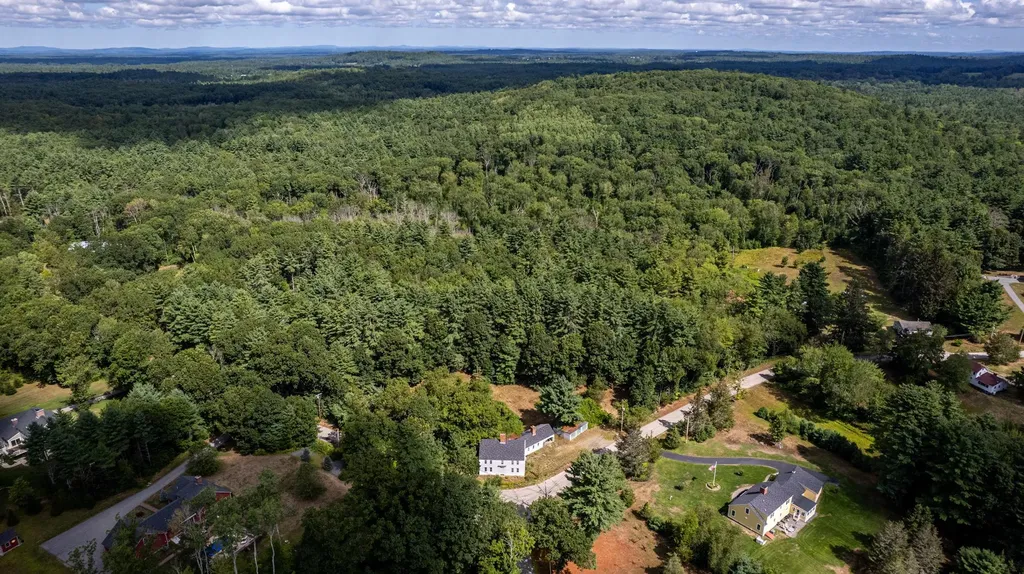 21 Currier Street South Hampton NH 03827