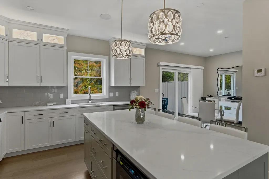 8 Elise Avenue Londonderry NH 03053